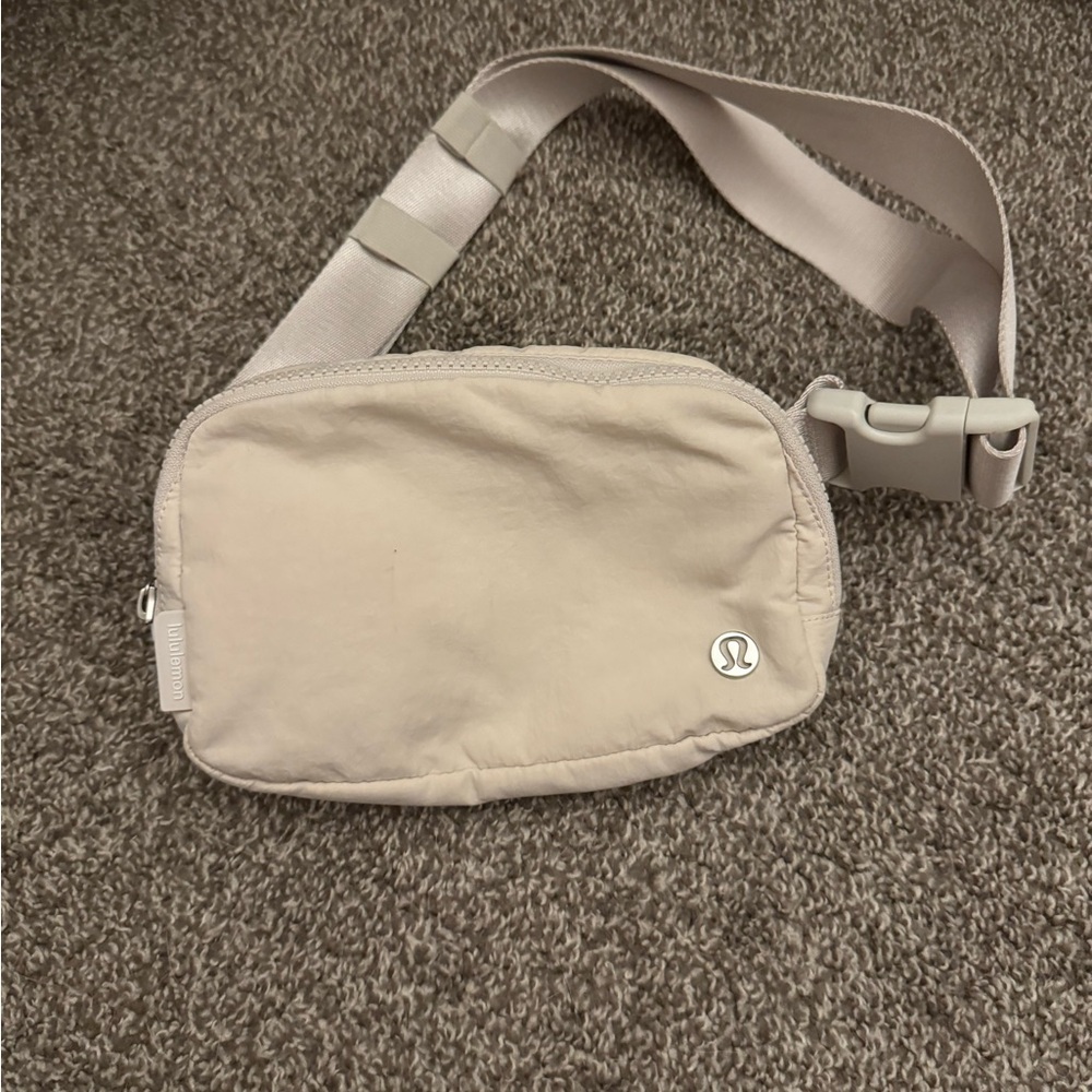 Lululemon 1L Everywhere Belt Bag in Bone